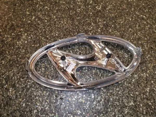 Hyundai Kona Embleem OEM 86354J9000 - Gebruikt image 3