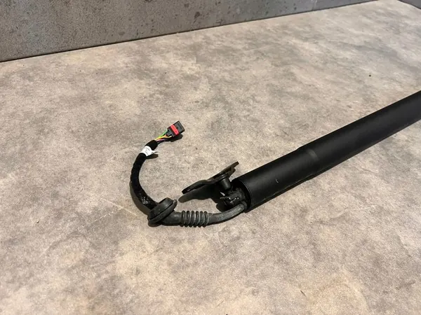 AUDI Q7 SQ7 Q8 SQ8 RSQ8 Bagageutrymmesaktuator Vänster Höger 4M8827851K image 3