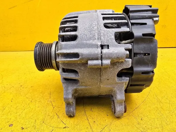 Audi A5 2.0 TDI Vaihtovirtageneraattori 04L903024 image 3