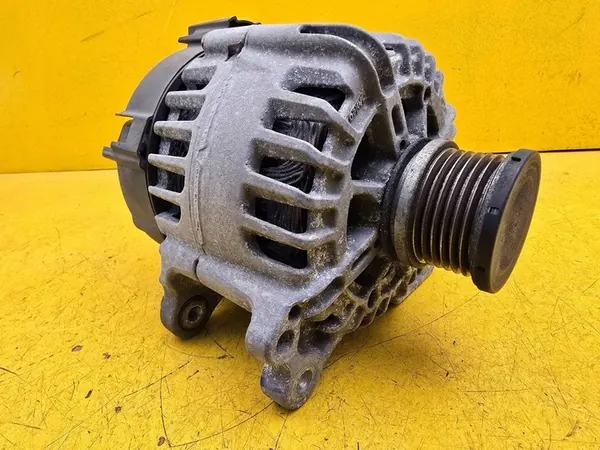 Audi A5 2.0 TDI Vaihtovirtageneraattori 04L903024 image 6