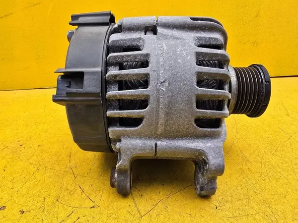 Audi A5 2.0 TDI Vaihtovirtageneraattori 04L903024 image 7