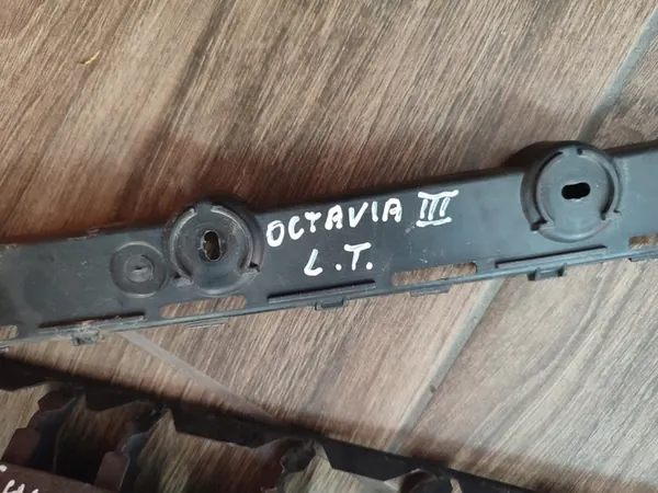 SKODA OCTAVIA III HB Deslizamento de Para-choque Traseiro Esquerdo 5E5807863 image 4
