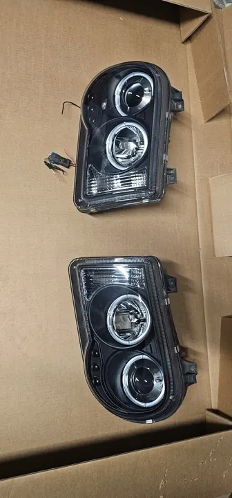 Faróis Chrysler 300C 2005 Pretos image 1