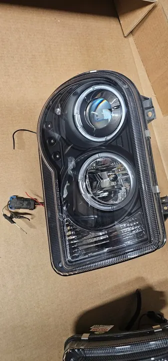 Faróis Chrysler 300C 2005 Pretos image 2