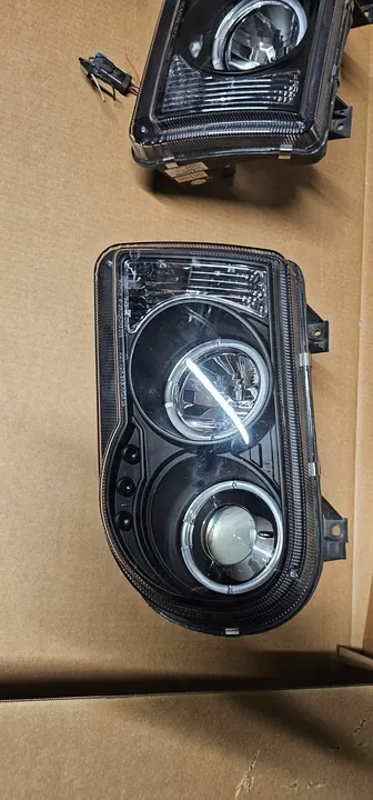 Faróis Chrysler 300C 2005 Pretos image 4