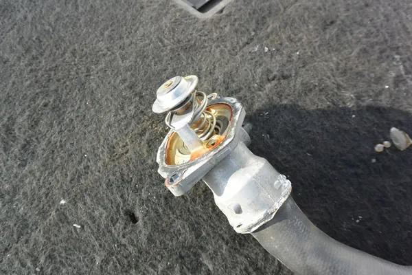 Carcasa de termostato 4.7 5.5 V8 Mercedes GL 164 W221 image 3