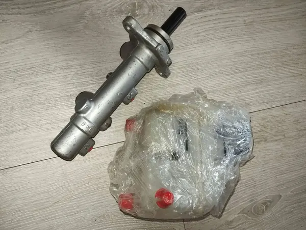 KIA CEED HYUNDAI I30 Remcilinder OEM 58510-1H200 image 2