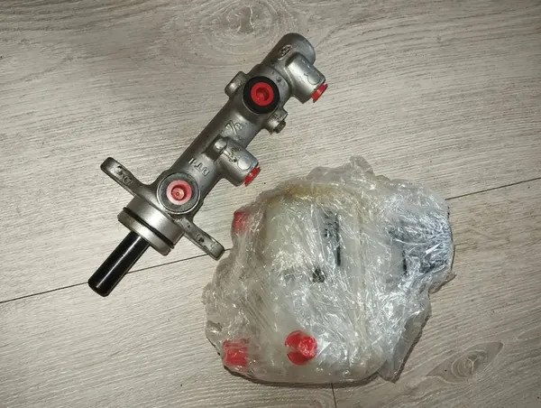 KIA CEED HYUNDAI I30 Remcilinder OEM 58510-1H200 image 3