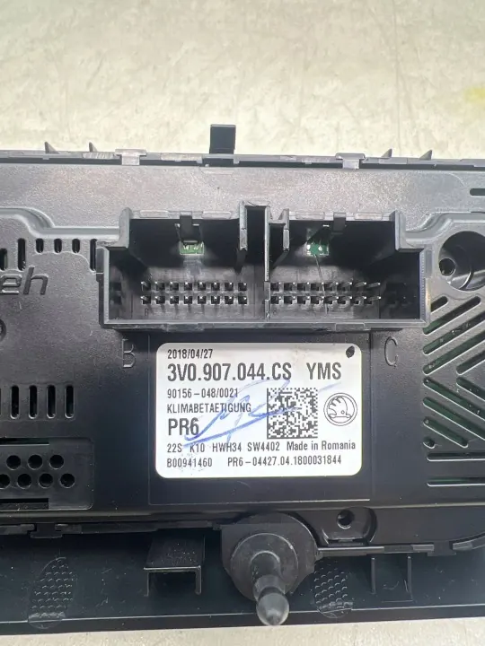 Panneau climatisation Skoda Superb OEM 3V0907044CS image 4