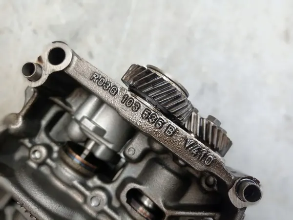 Olje pump balans VW Golf V 2.0 TDI 03G103535B image 2