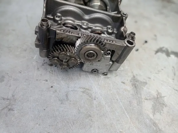 Olje pump balans VW Golf V 2.0 TDI 03G103535B image 3