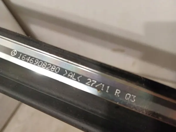 Guia de janela traseira OEM A1646908280 para Mercedes GL X164 image 3