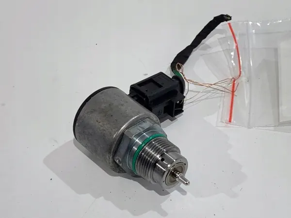 Régulateur Pression Carburant OEM 04L130764B Skoda Octavia III image 2