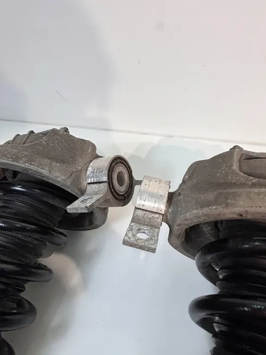 OEM 17639146047 Taka-iskunvaimennin Audi Q7:lle image 3