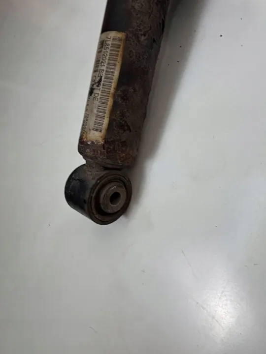 OEM 17639146047 Taka-iskunvaimennin Audi Q7:lle image 7