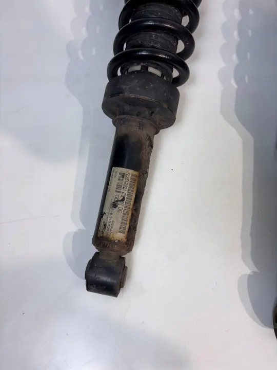 OEM 17639146047 Taka-iskunvaimennin Audi Q7:lle image 8