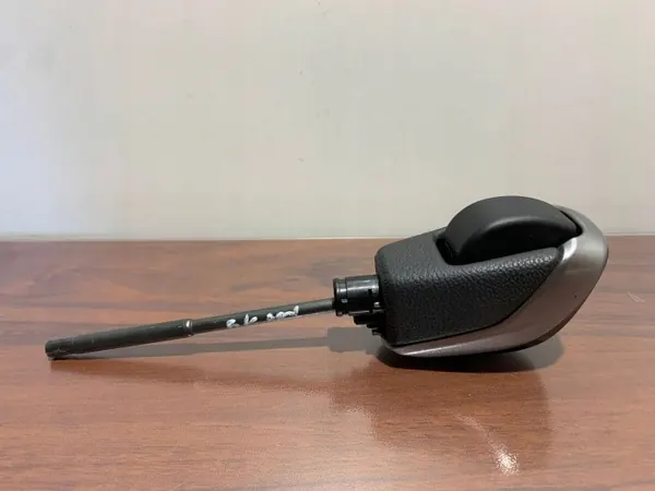 Pomo de cambio Subaru Forester OEM FBZ23680 - Usado image 2