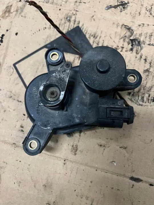 Levier de capot Mercedes W203 OEM a6111500494 image 3