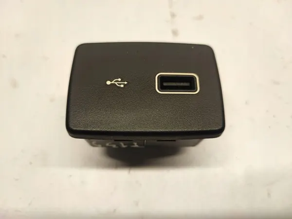 Tomada USB Fiat Doblo OEM 07357054130 - Usado image 10