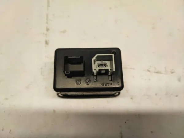 Tomada USB Fiat Doblo OEM 07357054130 - Usado image 9