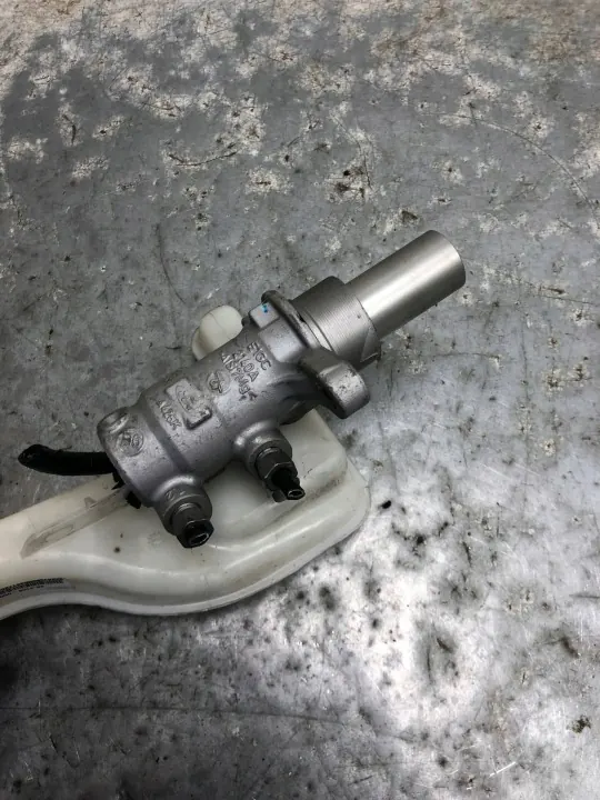 Bremsflüssigkeitsbehälter OEM GCV9A2K478 für Ford Edge image 3