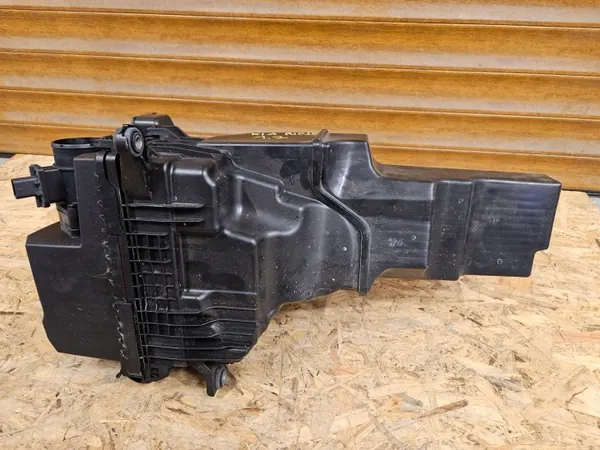 Kia OE Luftfilterhus OEM 28110-H8200 image 3