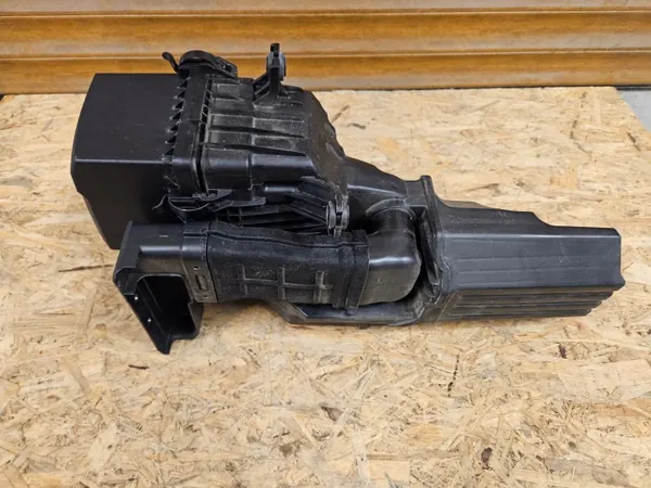 Kia OE Luftfilterhus OEM 28110-H8200 image 8