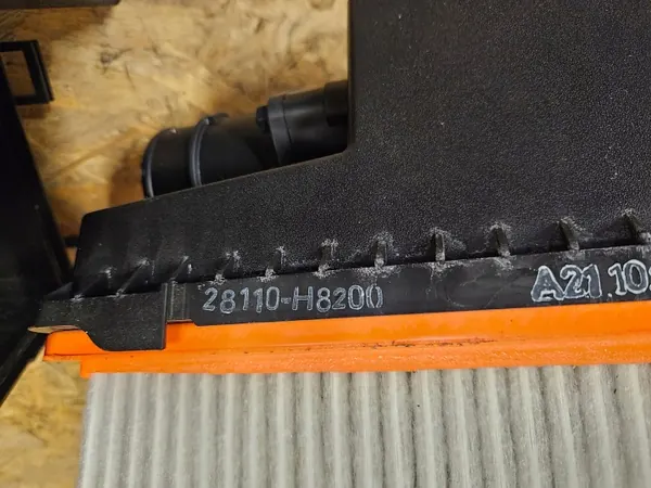 Kia OE Luftfilterhus OEM 28110-H8200 image 9