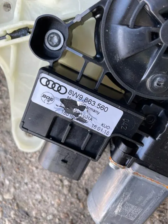 Audi A4 B9 zonweringmechanisme OEM 8W9863560 image 3