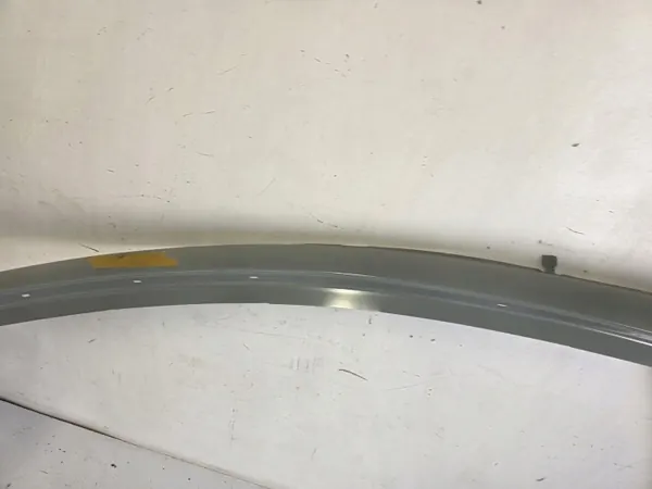 Tesla Model 3 Oikea etu-kynnyspylväs OEM 1090329-00-E image 3