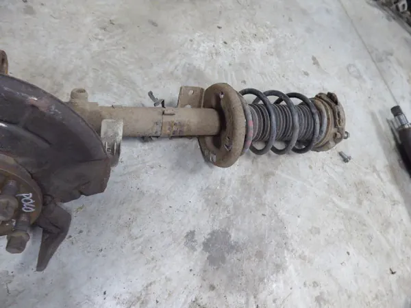 Volkswagen Polo IV 9N Mozzo di sterzo anteriore destro OEM image 3