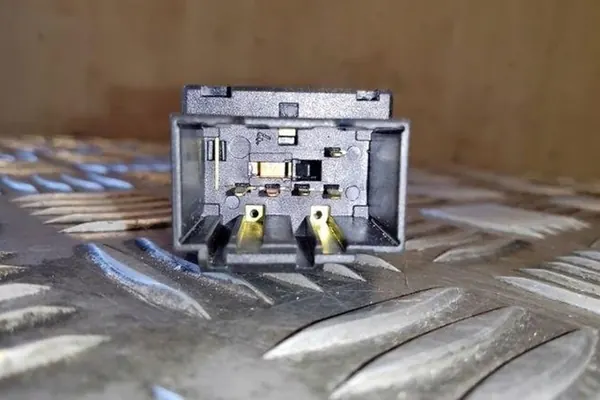 Noodknop VW POLO 1.9L diesel 2007 6Q0953235A image 4