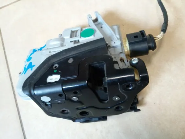 Vorderer Linker Türschloss 9 Pins VW Passat B6 image 10