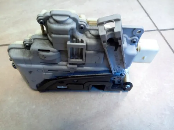 Vorderer Linker Türschloss 9 Pins VW Passat B6 image 4