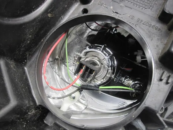 Fiat Doblo II vänster framlykta OEM 51817939 image 9