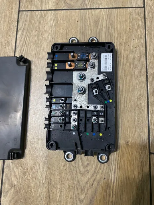 Volvo sulakekotelo OEM 22357981 - Käytetty kunto image 3
