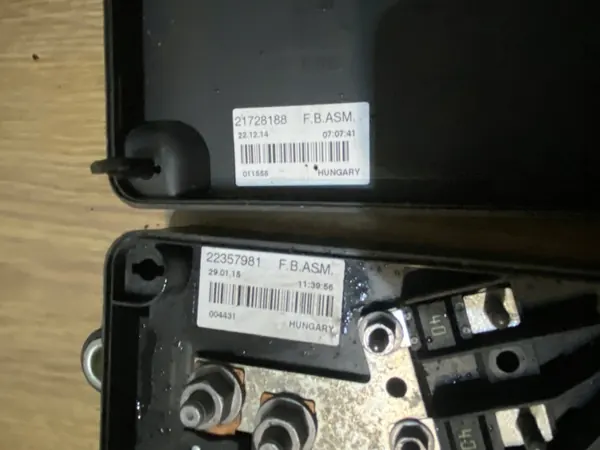 Volvo sulakekotelo OEM 22357981 - Käytetty kunto image 4