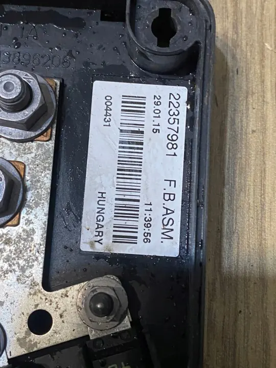Volvo sulakekotelo OEM 22357981 - Käytetty kunto image 5