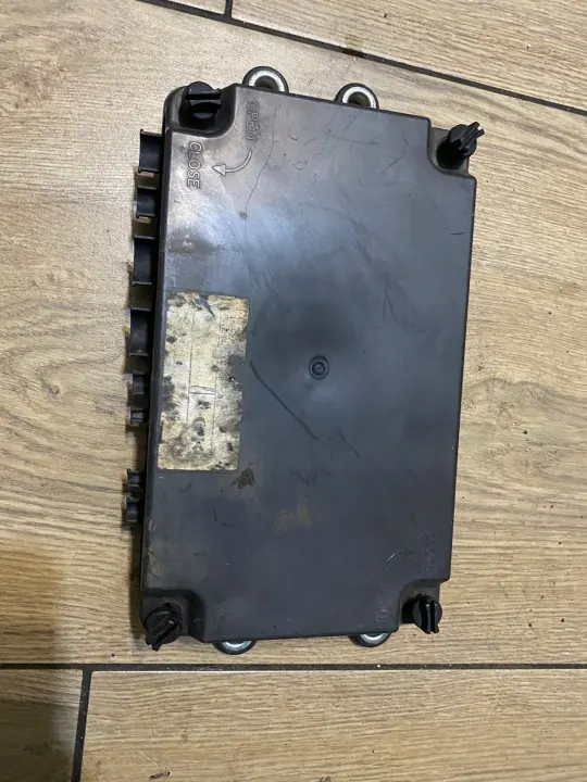 Volvo sulakekotelo OEM 22357981 - Käytetty kunto image 6