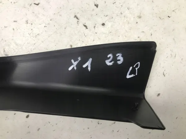 BMW X1 U11 2023 dörrfönsterram vänster fram OEM image 4