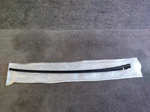 Joint de vitre avant droit Ford Focus OEM BM51A03178AC image 2