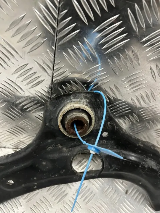 Triangle de suspension droit avant OEM 545042511R Renault Clio V image 3