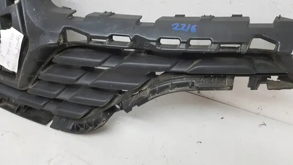Renault Captur I Front Grill image 3