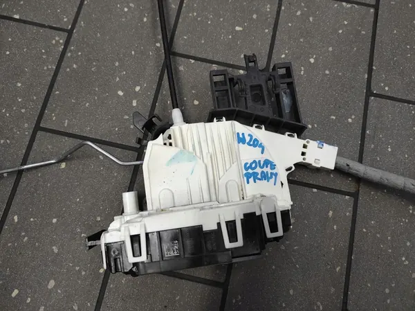 Dörrlås Höger Mercedes W204 Coupe A2047203035 image 2