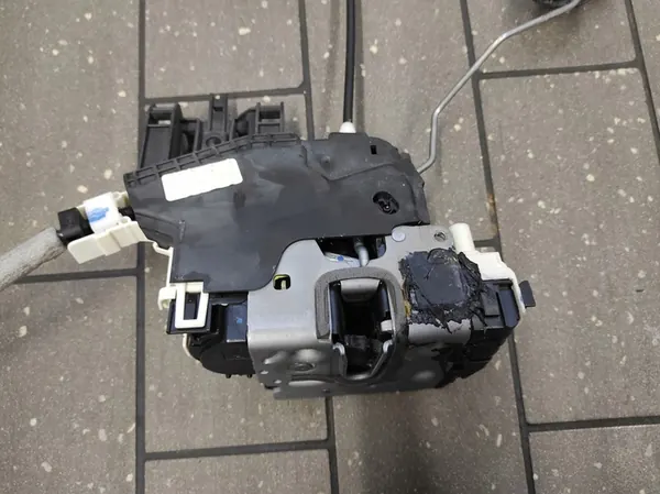 Dörrlås Höger Mercedes W204 Coupe A2047203035 image 3