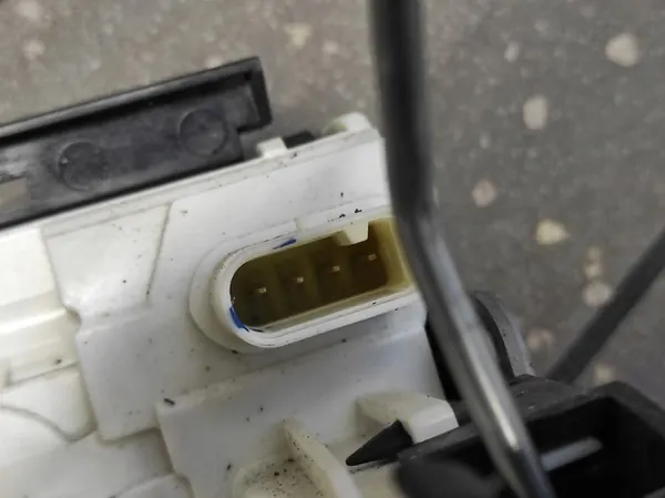 Dörrlås Höger Mercedes W204 Coupe A2047203035 image 5