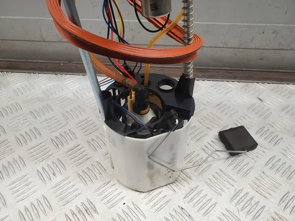 Audi Q5 Brandstofpomp 3.0 TFSI 228kw OEM image 4