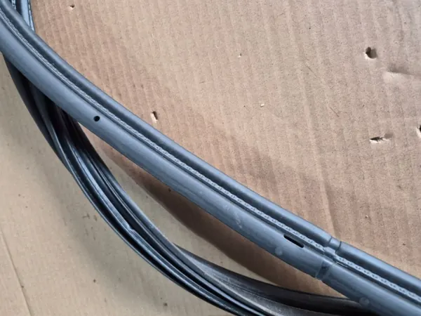 OEM USZCZELKA KAROSERYJNA WNĘKI KLAPY BAGAŻNIKA TYŁ SUZUKI VITARA III 15- 18- image 3