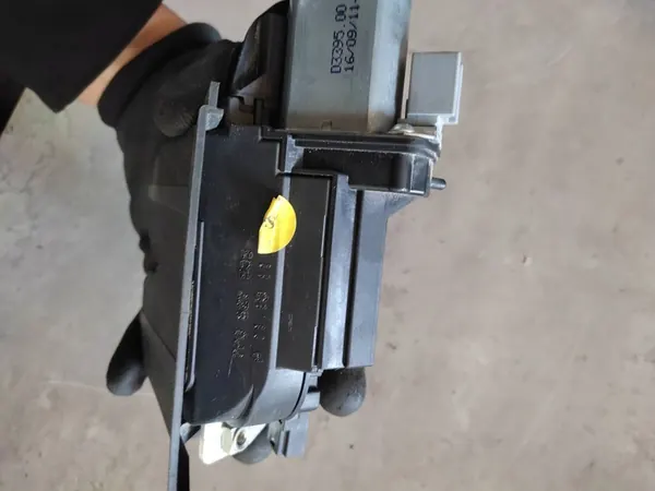 Huvlås Volkswagen Touareg II 7P0827505J image 2