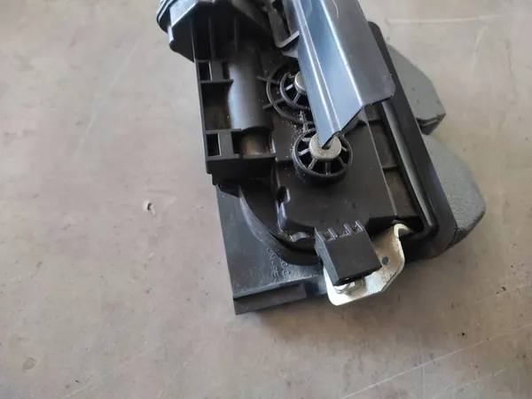 Huvlås Volkswagen Touareg II 7P0827505J image 4